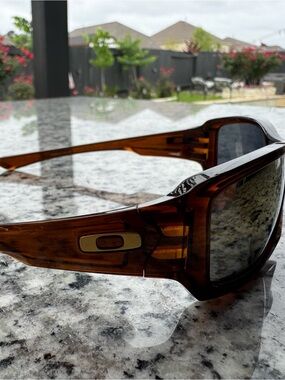 Oakleys Women’s SQUARES(4+1)2 Polarized Sunglasses Rootbeer Frame